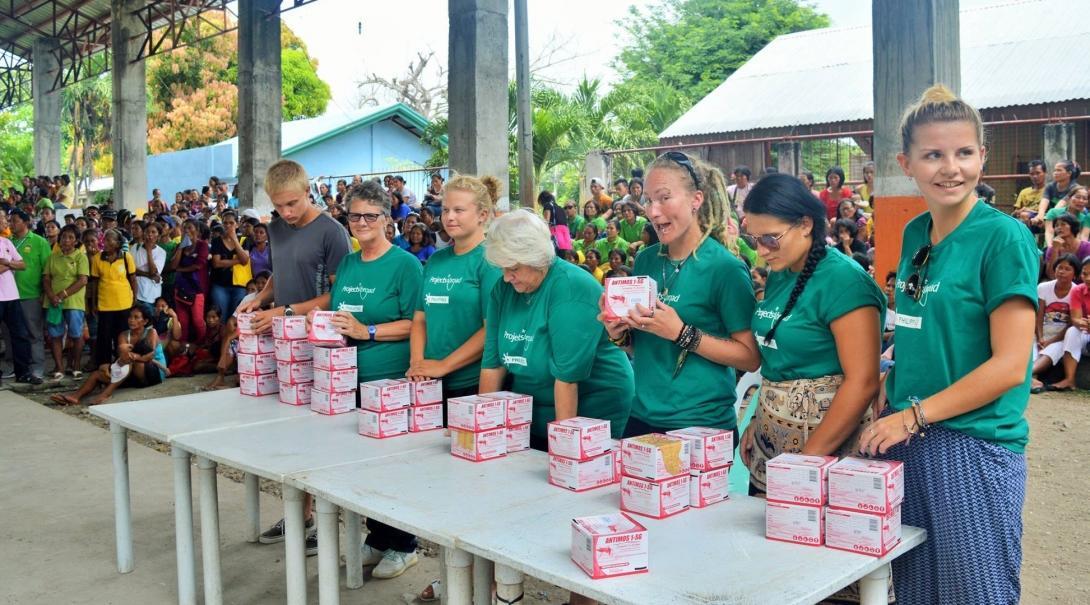 Interns distribute larvicide to combat dengue fever as part of the Projects Abroad Public Health Group Internship in the Philippines. Interns distribute larvicide to combat dengue fever as part of their group Public Health work in the Philippines.